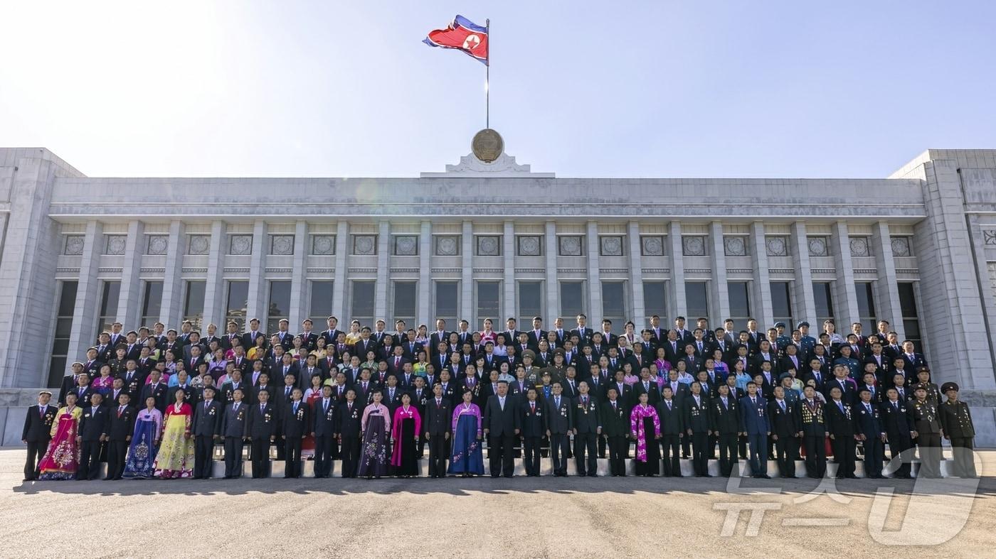 &#40;평양 노동신문=뉴스1&#41; = 북한 노동당 기관지 노동신문은 10일 &#34;조선노동당 총비서이시며 조선민주주의인민공화국 국무위원장이신 경애하는 김정은동 지께서 9일 만수대의사당에서 진행된 기념행사에 이어 공화국창건 77돐&#40;주년&#41; 경축행사에 초대된 노력혁신자, 공로자들을 만나시고 뜻깊은 기념사진을 찍으시었다&#34;라고 전했다. [국내에서만 사용가능. 재배포 금지. DB 금지. For Use Only in the Republic of Korea. Redistribution Prohibited] rodongphoto@news1.kr