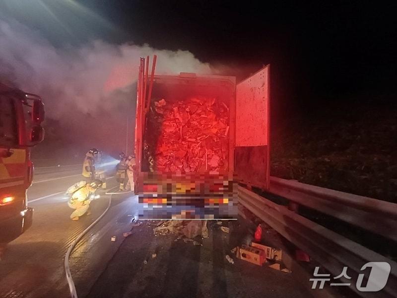 본문 이미지 -  천안논산고속도로 윙바디 화재 현장. (천안동남소방서 제공, 재판매 및 DB금지) / 뉴스1
