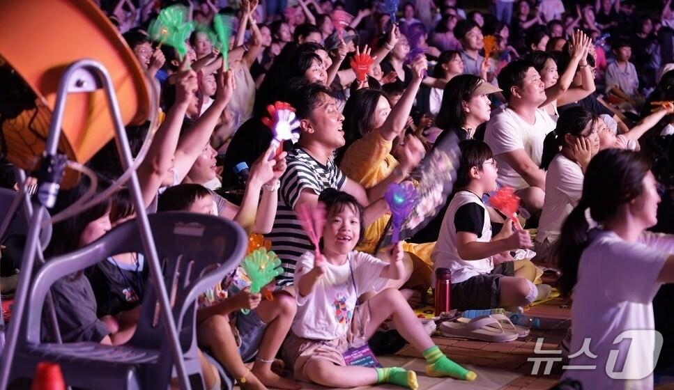 본문 이미지 - 국립부산과학관 &#39;사이언스 앤 매직 키즈밤 놀이터&#39;에 참여한 어린이들이 공연을 즐기고 있다. &#40;부산관광공사 제공. 재판매 및 DB 금지&#41;