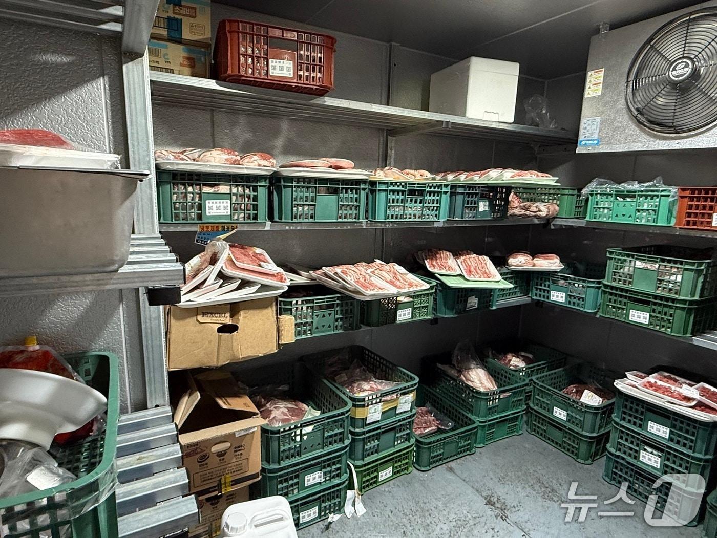 본문 이미지 - 표시기준 위반으로 적발된 축산물 판매업체의 냉장창고. (대전시 제공. 재판매 및 DB금지)2025.9.10/뉴스1