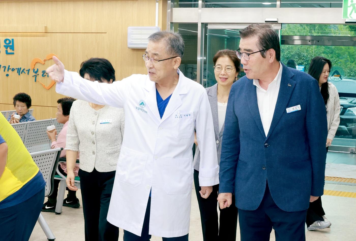 김동일 시장&#40;오른쪽&#41;이 보령아산병원을 찾아 시설을 둘러보고 있다.&#40;보령시 제공. 재판매 및 DB금지&#41;/뉴스1