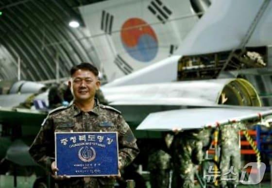 본문 이미지 -  대한민국 명장에 오른 공군 19전비 이용우 준위(자료사진)/뉴스1