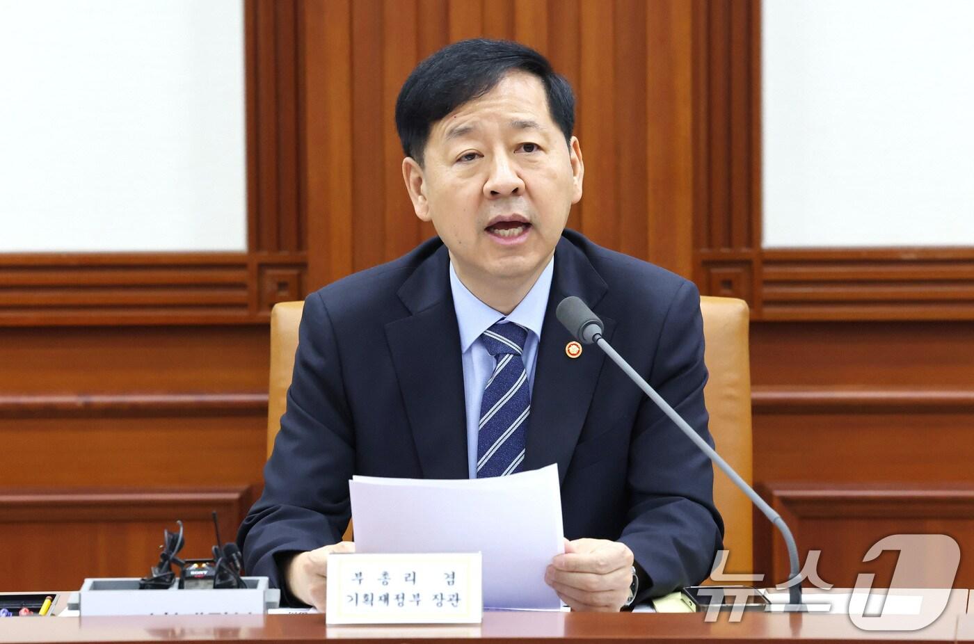 구윤철 경제부총리 겸 기획재정부 장관이 10일 서울 종로구 정부서울청사에서 열린 성장전략TF 겸 산업경쟁력강화 관계장관회의에서 모두발언을 하고 있다. 2025.9.10/뉴스1 ⓒ News1 임세영 기자