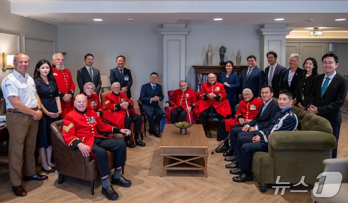 구본상 회장, 신익현 대표 등 LIG넥스원 경영진이 8일&#40;현지시간&#41; 영국 런던에 있는 한국전쟁 참전용사를 직접 방문한 모습&#40;LIG넥스원 제공&#41; 2025.9.10/뉴스1