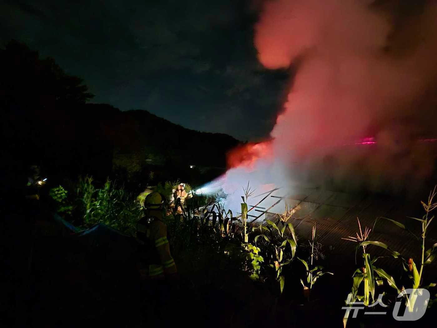 본문 이미지 - 지난 9일 오후 8시 11분쯤 강원 홍천군 영귀미면 한 단독주택에서 난 불이 2시간여 만에 진화됐다. (강원도소방본부 제공. 재판매 및 DB금지) 2025.9.10/뉴스1