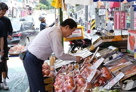 본문 이미지 - 이태식 한국중소벤처기업유통원 대표이사가 전통시장을 방문한 모습 &#40;한국중소벤처기업유통원 제공. 재판매 및 DB금지&#41;