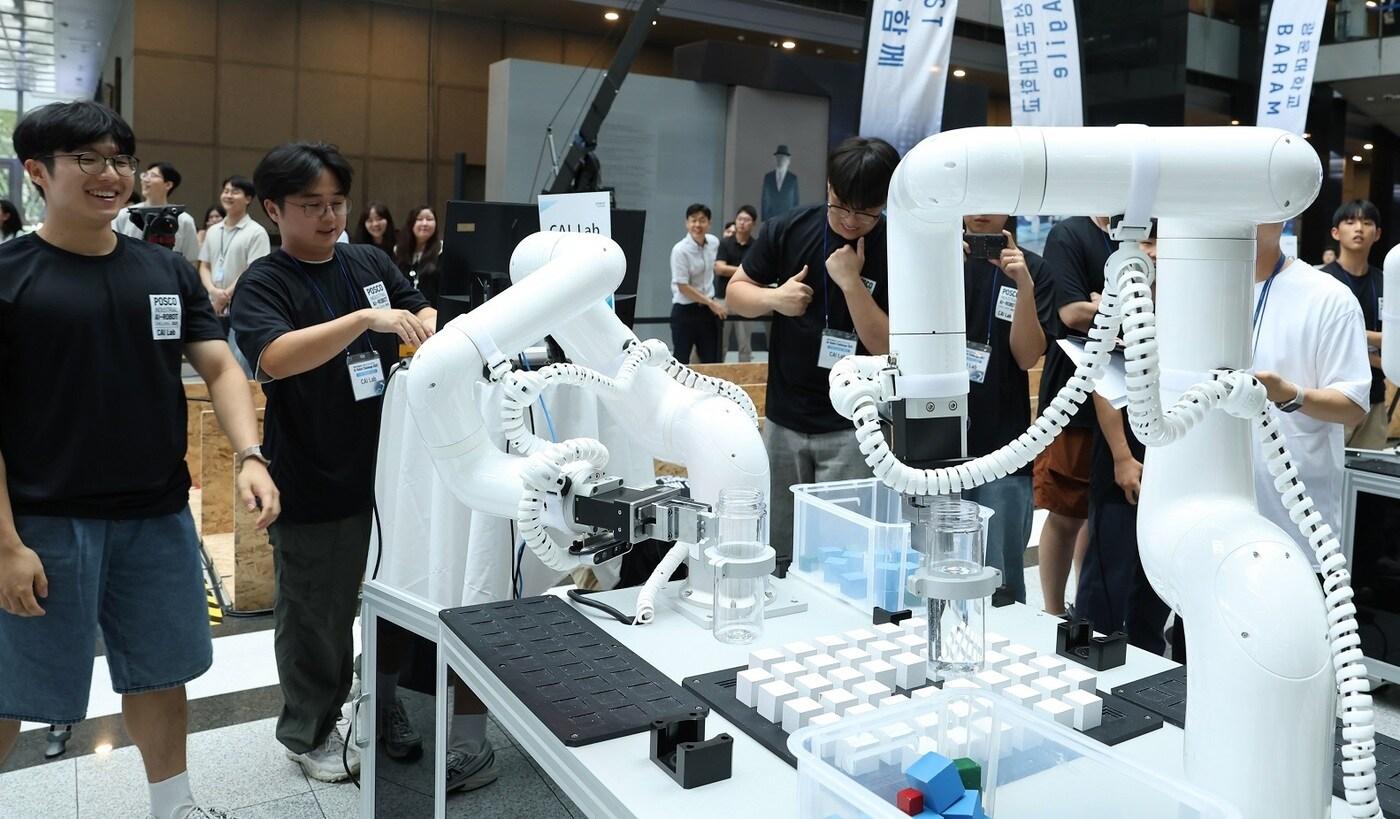 포스코홀딩스가 9일 인공지능(AI) 기반의 로봇 시스템을 활용해 산업 현장의 문제를 해결하는 '산업용 AI-로봇 경진대회'를 열었다. 경진대회 참가자들이 다관절 협동 로봇 챌린지를 수행하고 있다. (포스코홀딩스 제공)