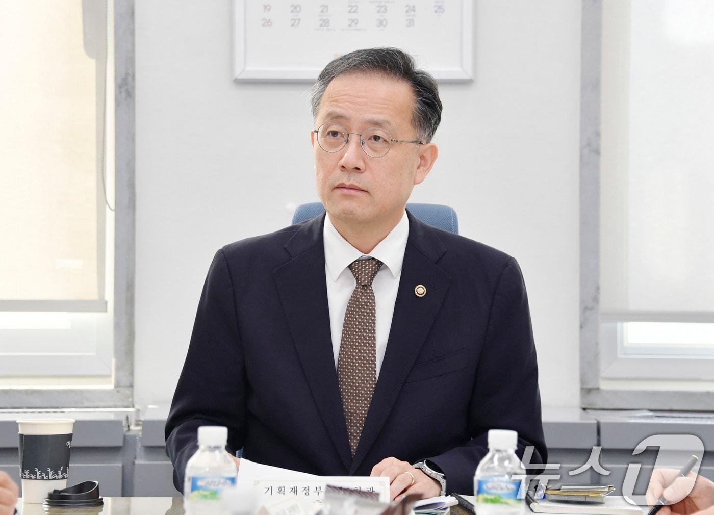 본문 이미지 - 이형일 기획재정부 차관이 10일 서울 영등포구 국회의사당에서 열린 &#39;2025년 9월 일자리 전담반 회의&#39;를 주재하고 있다. &#40;기획재정부 제공. 재판매 및 DB 금지&#41; 2025.9.10/뉴스1