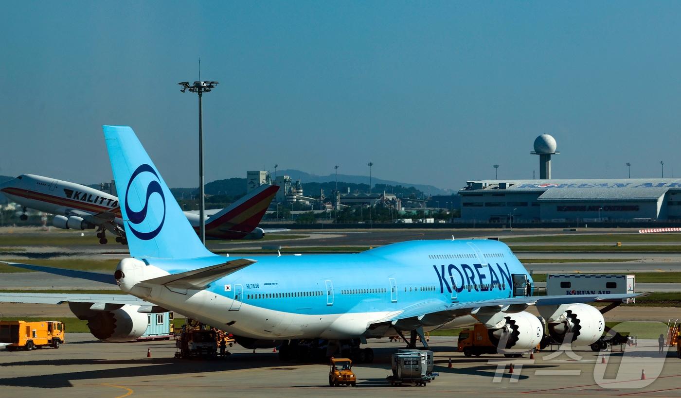 미국 조지아주 현대차그룹-LG에너지솔루션 배터리 합작 공장 건설 현장에서 구금된 한국인들을 태울 대한항공 B747-8i 전세기가 10일 오전 인천국제공항 2터미널 계류장에서 이륙을 준비하고 있다. 2025.9.10/뉴스1 ⓒ News1 공항사진기자단
