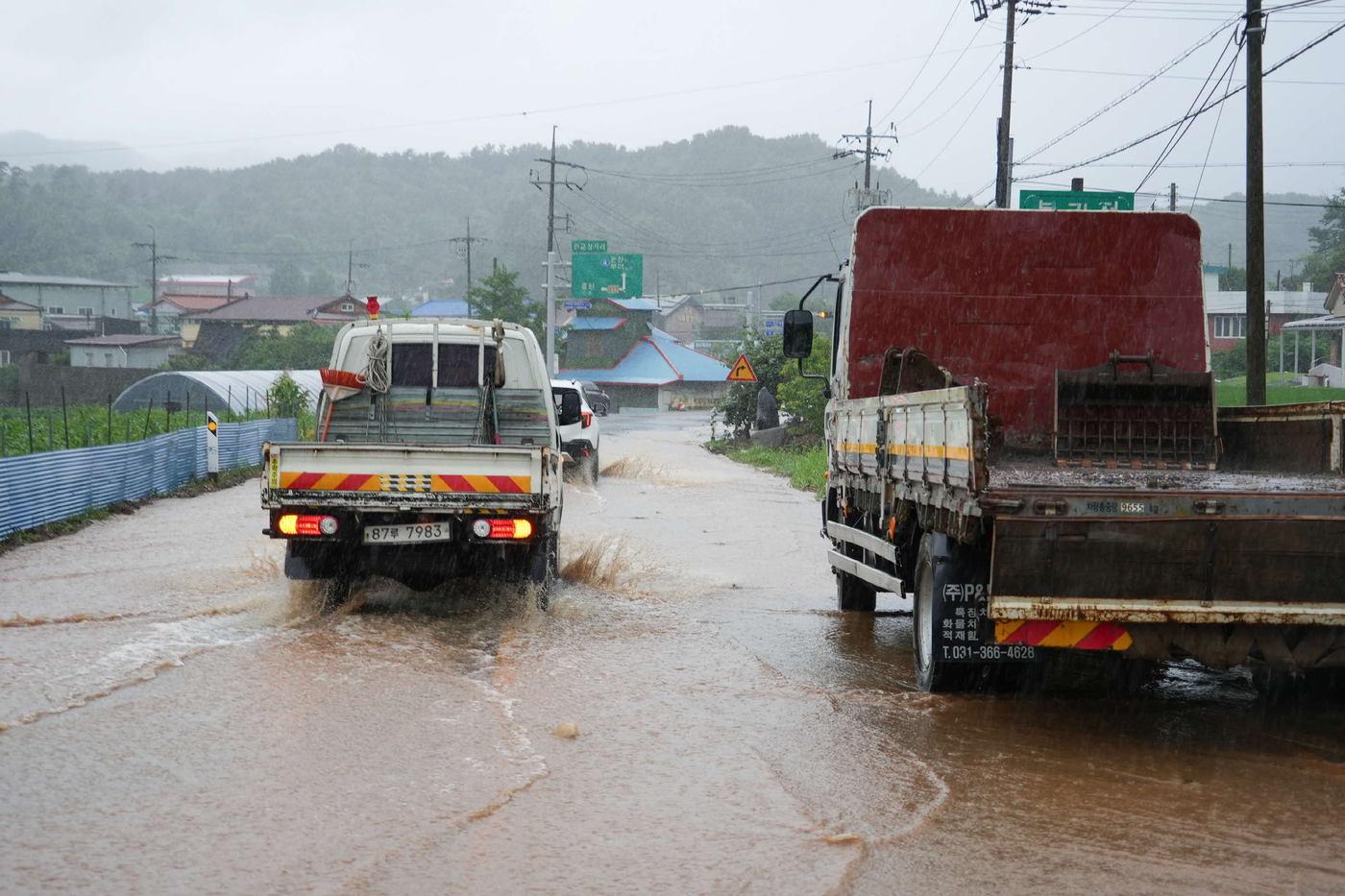 지난 7월 내린 호우로 서천 일대 도로가 물에 잠긴 모습.(서천군 제공. 재판매 및 DB금지)/뉴스1