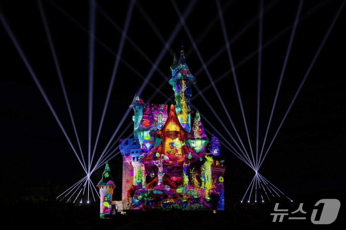 롯데월드 어드벤처 부산 멀티미디어 맵핑쇼 글로리 라이츠. (롯데월드 어드벤처 부산 제공. 재판매 및 DB 금지)
