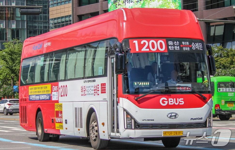 본문 이미지 - 광역버스 준공영제에 선정된 1200번 광역버스. (고양시 제공, 재판매 및 DB금지)