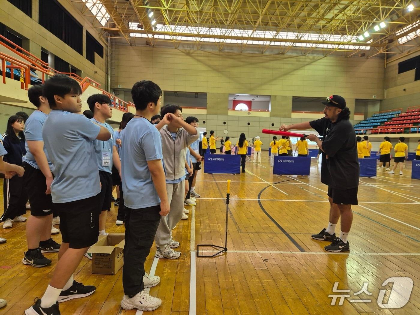 본문 이미지 - 통일부가 국민체육진흥공단과 함께 지난 8~9일 탈북청소년 대상 &#39;스포츠스타와 함께하는 스포츠 캠프&#39;를 개최했다고 10일 밝혔다.&#40;통일부 제공&#41;.