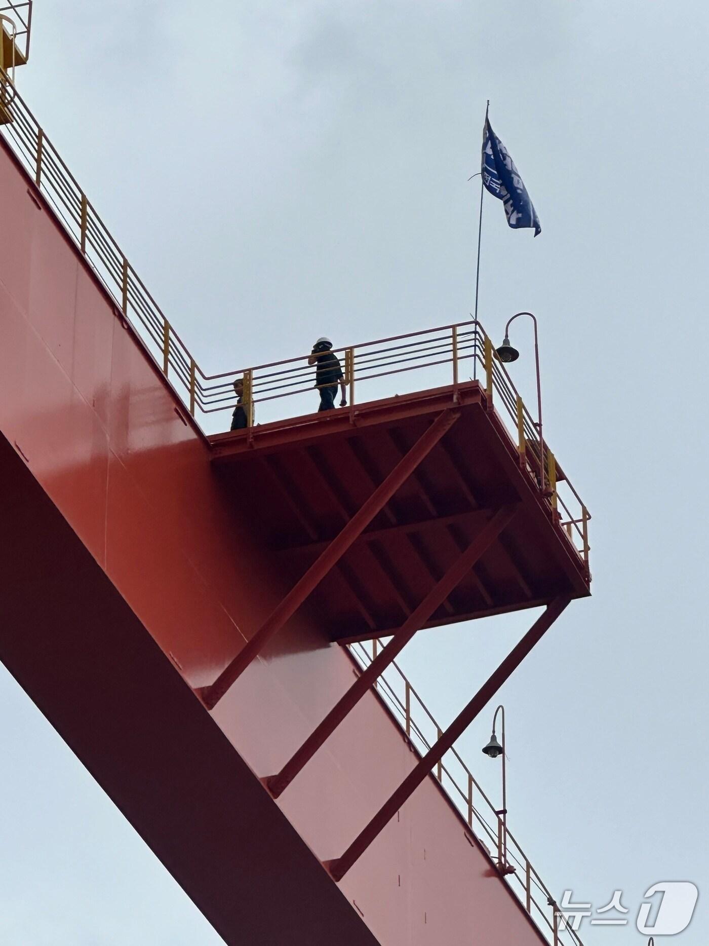 본문 이미지 - 백호선 금속노조 현대중공업지부장이 10일 오전 HD현대중공업 사내 크레인에 올라 시위를 하고 있다. &#40;현대중공업 노조 제공. 재판매 및 DB 금지&#41; /뉴스1