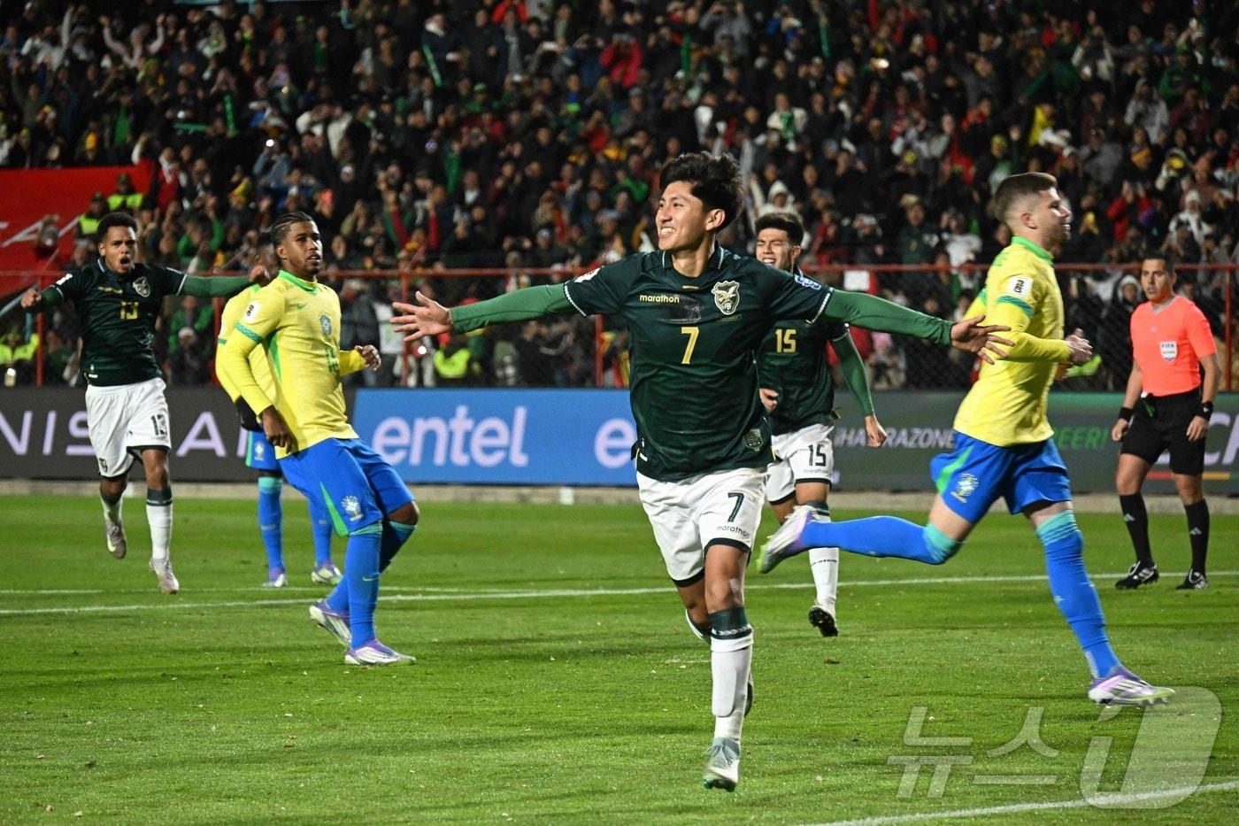 브라질을 상대로 승리한 볼리비아. ⓒ AFP=뉴스1