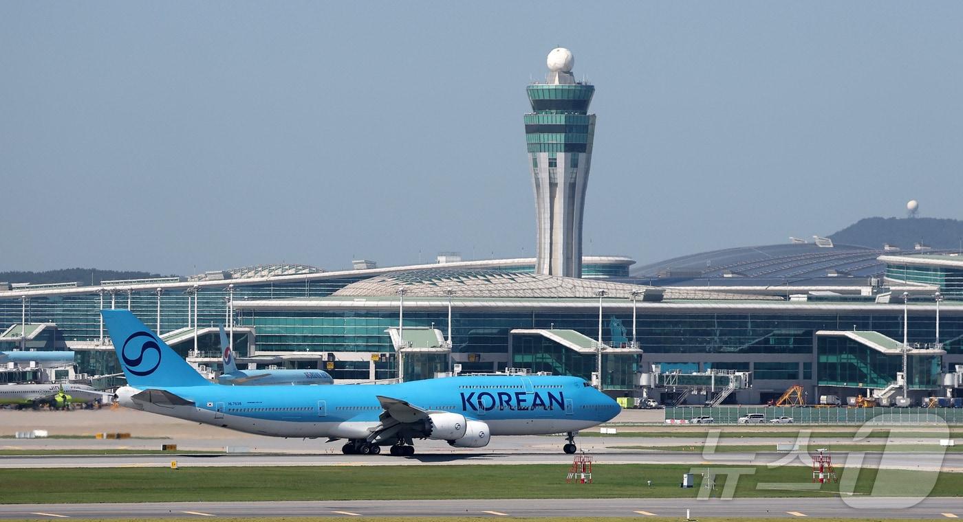 지난 9월  인천국제공항에서 대한항공 여객기가 이륙하기 위해 활주로로 이동하고 있다. &#40;자료사진&#41;. 2025.9.10/뉴스1 ⓒ News1 공항사진기자단