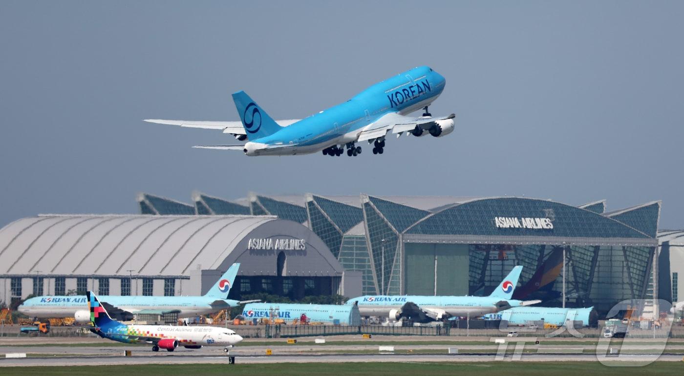 대한항공 B747-8i 항공기가 인천국제공항에서 이륙하고 있다. 뉴스1 ⓒ News1 공항사진기자단