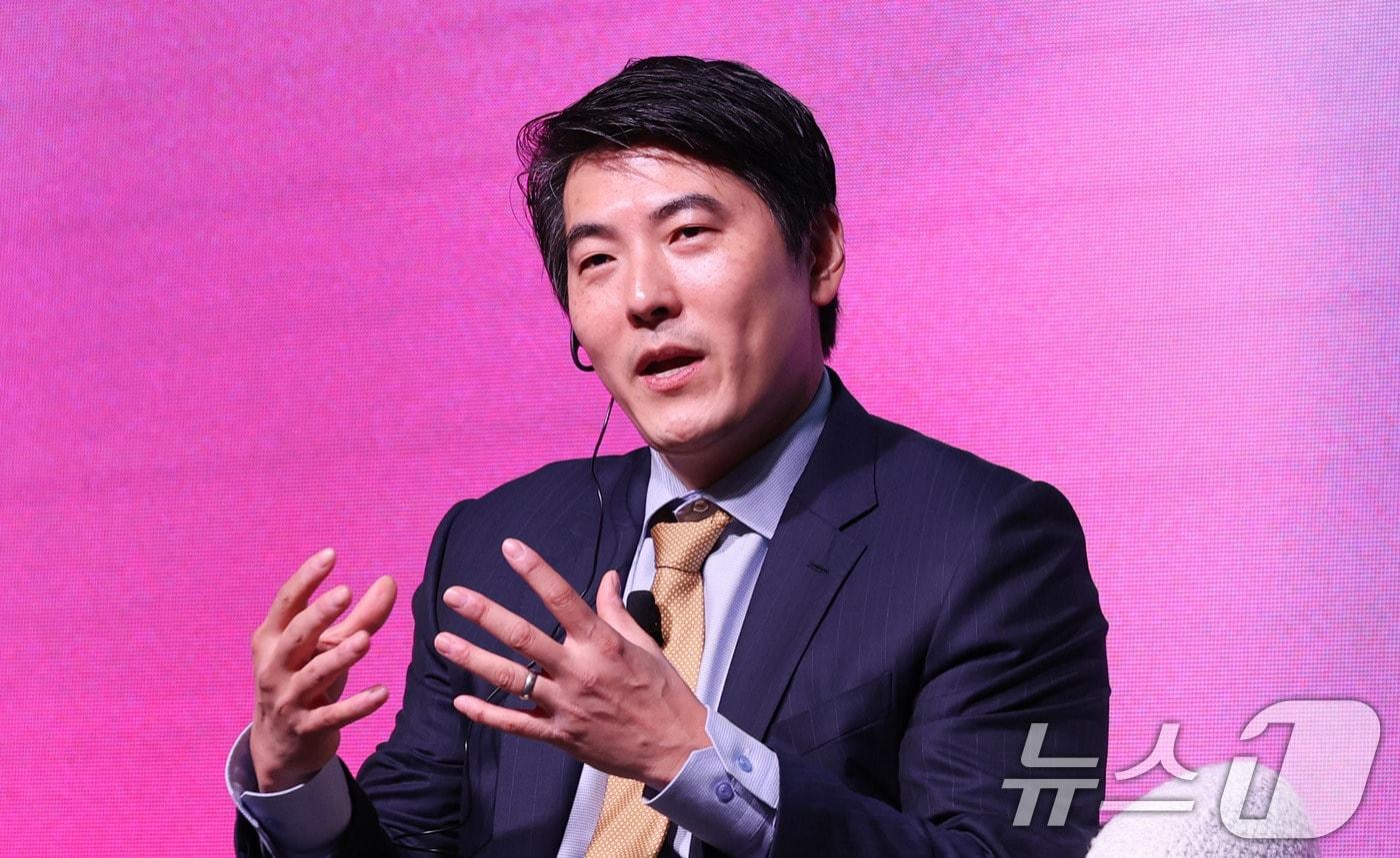 제이슨 권 오픈AI 최고전략책임자&#40;CSO&#41;가 10일 서울 광진구 파이팩토리 스튜디오에서 열린 오픈AI 한국 지사 설립 후 첫 기자간담회에서 취재진 질문에 답하고 있다. 이날 오픈AI는 아시아 세 번째 지사인 오픈AI 코리아를 공식 출범했다. 2025.9.10/뉴스1 ⓒ News1 박지혜 기자