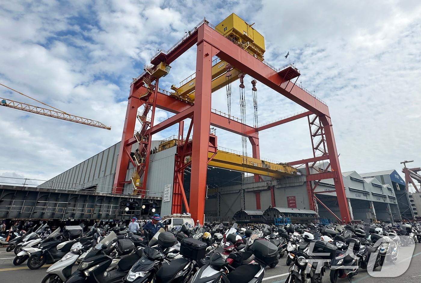 백호선 금속노조 현대중공업지부장이 10일 오전 HD현대중공업 사내 턴오버크레인에 올라 시위를 하고 있다. (현대중공업 노조 제공. 재판매 및 DB 금지) 2025.9.10/뉴스1 ⓒ News1 조민주 기자