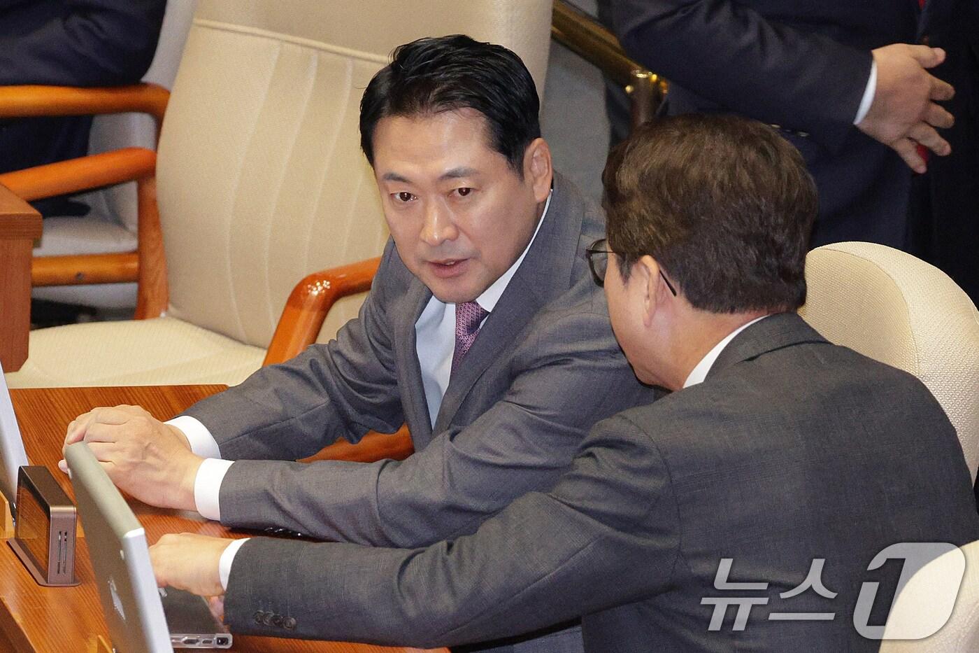 장동혁 국민의힘 대표와 신동욱 의원이 10일 오전 서울 여의도 국회에서 열린 제429회 국회(정기회) 제3차 본회의에서 대화하고 있다. 2025.9.10/뉴스1 ⓒ News1 신웅수 기자