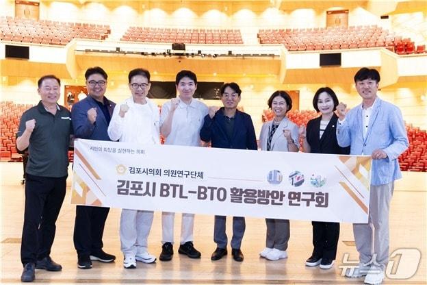 본문 이미지 - 천안예술의전당 운영사 지에스아이(주) 장세광 전무, 김동수 과장과 함께 기념촬영을 하고 있다. (경기 김포시의회 제공.재판매 및 DB금지)