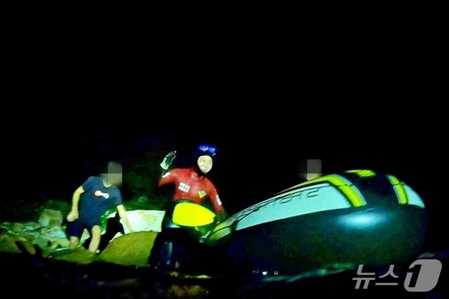 본문 이미지 - 9일 해경이 거제 윤돌섬에서 고립자를 구조하고 있다.(통영해경 제공. 재판매 및 DB금지)