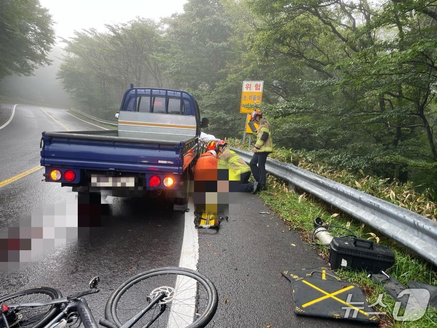 본문 이미지 -  10일 오전 제주 1100도로에서 1톤 트럭과 자전거가 충돌하는 사고가 발생해 자전거를 몰던 50대가 심정지 상태로 병원으로 이송됐다.