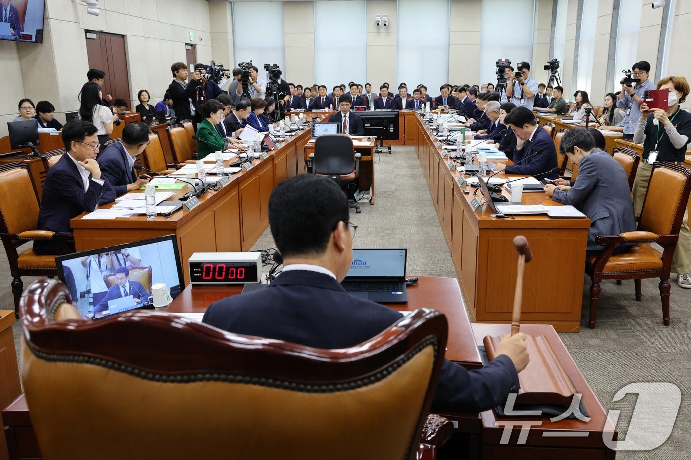 신정훈 위원장이 10일 오전 서울 여의도 국회에서 열린 행정안전위원회의 오송참사 국정조사 기관보고에서 의사봉을 두드리고 있다. 2025.9.10/뉴스1 ⓒ News1 신웅수 기자