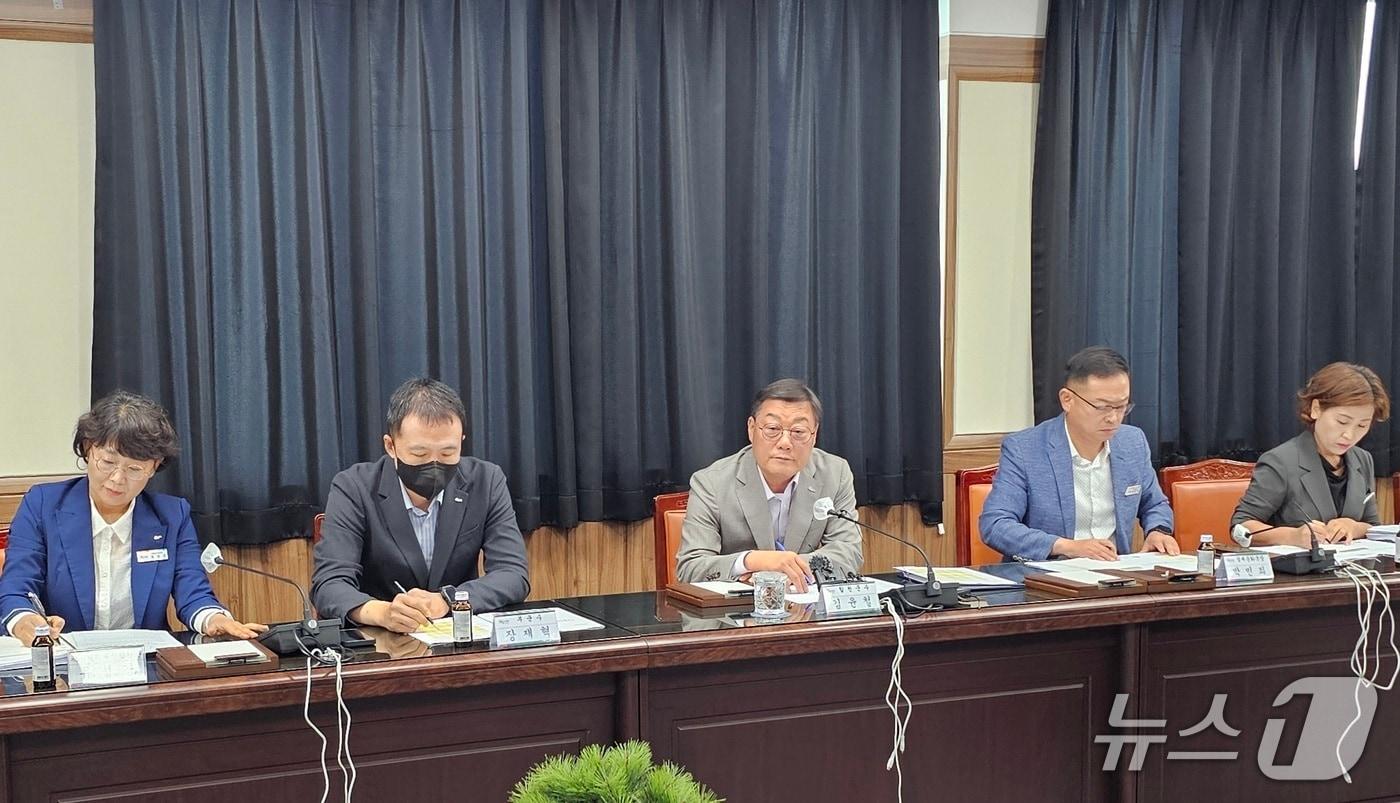 김윤철 합천군수&#40;가운데&#41;가 10일 군청 소회의실에서 브리핑을 열고 &#39;합천 호텔 사건&#39;의 항소 취하에 대해 설명하고 있다. 2025.9.10/뉴스1 한송학기자