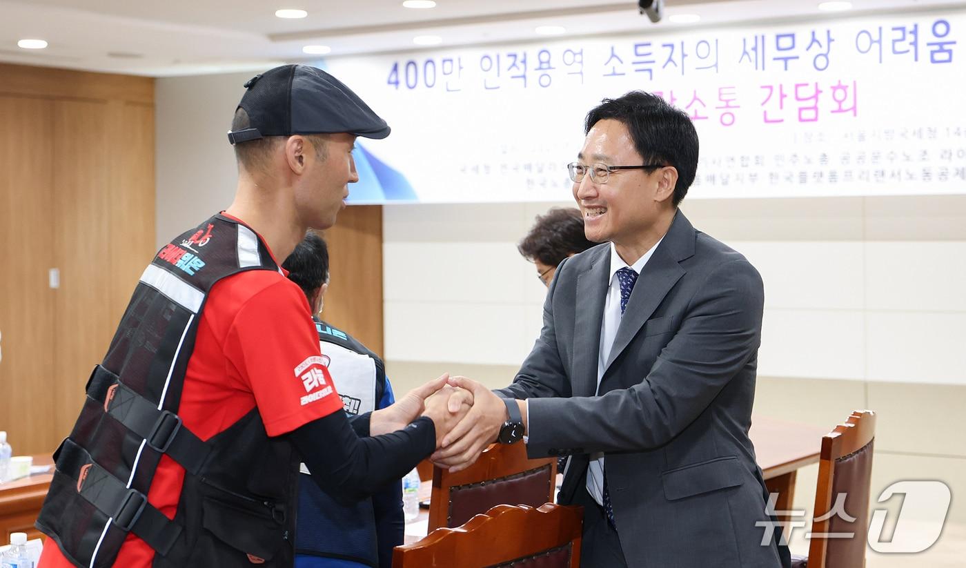 임광현 국세청장이 10일 서울지방국세청에서 열린 인적용역 소득자 단체와의 간담회에서 참석자와 인사하고 있다(국세청 제공). 2025.9.10/뉴스1