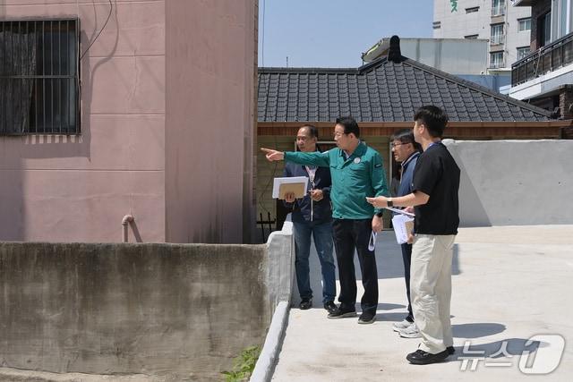 본문 이미지 - 김진홍 동구청장(왼쪽 2번째)이 관내 현장을 둘러보고 있다.(부산 동구 제공. 재판매 및 DB금지)