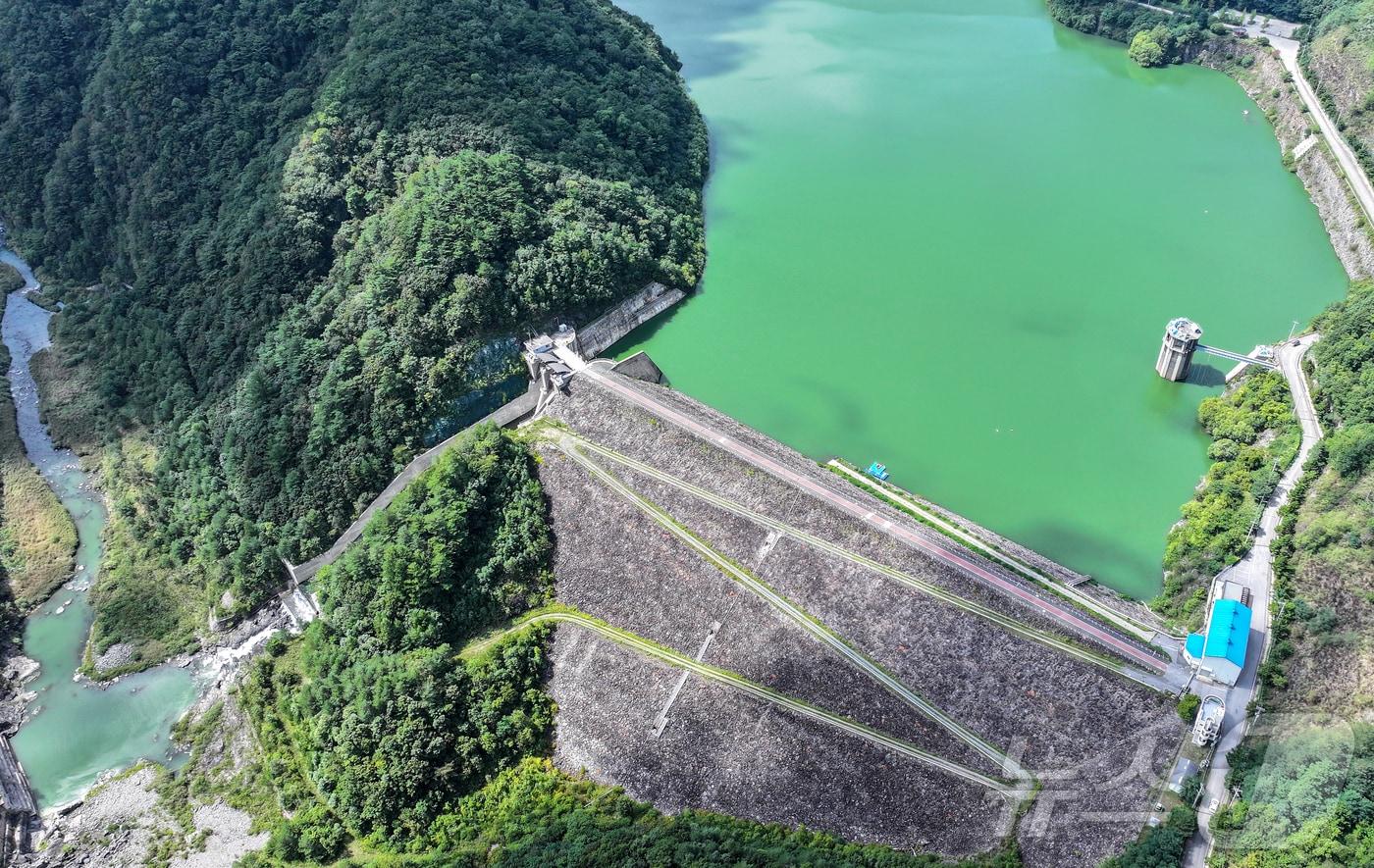 지난 10일 강원 평창군 대관령면 도암댐에 초록빛 물이 차 있다. 환경부와 강릉시가 가뭄 해소를 위해 도암댐 물을 비상 방류해 한시적으로 생활용수로 쓰기로 했다. 오는 20일 전후 시험 방류를 시작하며, 수질 이상 시 즉시 중단한다. 수질검증위원회와 정수 처리 과정을 통해 안전성을 확인하고 하루 1만 톤 원수를 확보할 계획이다. &#40;뉴스1 DB&#41; ⓒ News1 김진환 기자