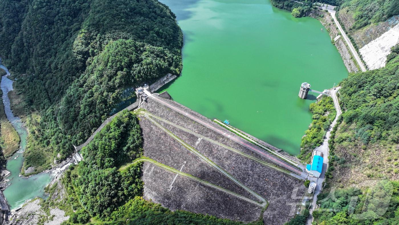 지난 10일 강원 평창군 대관령면 도암댐에 초록빛 물이 차 있다. 환경부와 강릉시가 가뭄 해소를 위해 도암댐 물을 비상 방류해 한시적으로 생활용수로 쓰기로 했다.  &#40;뉴스1 DB&#41; ⓒ News1 김진환 기자