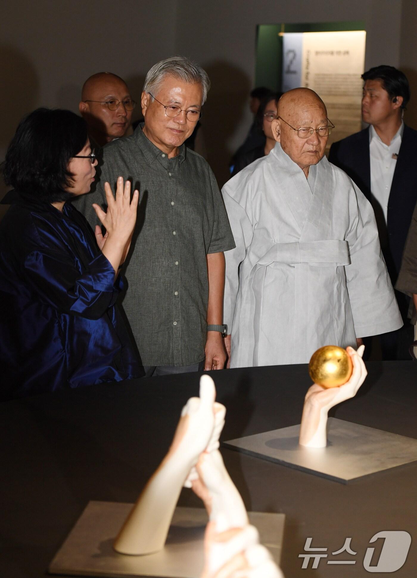 본문 이미지 - 문재인 전 대통령과 김정숙 여사가 10일 오전 충북 청주시 문화제조창에서 청주공예비엔날레 작품을 관람하고 있다. &#40;충북사진공동취재단&#41; 2025.9.10/뉴스1 ⓒ News1 김용빈 기자