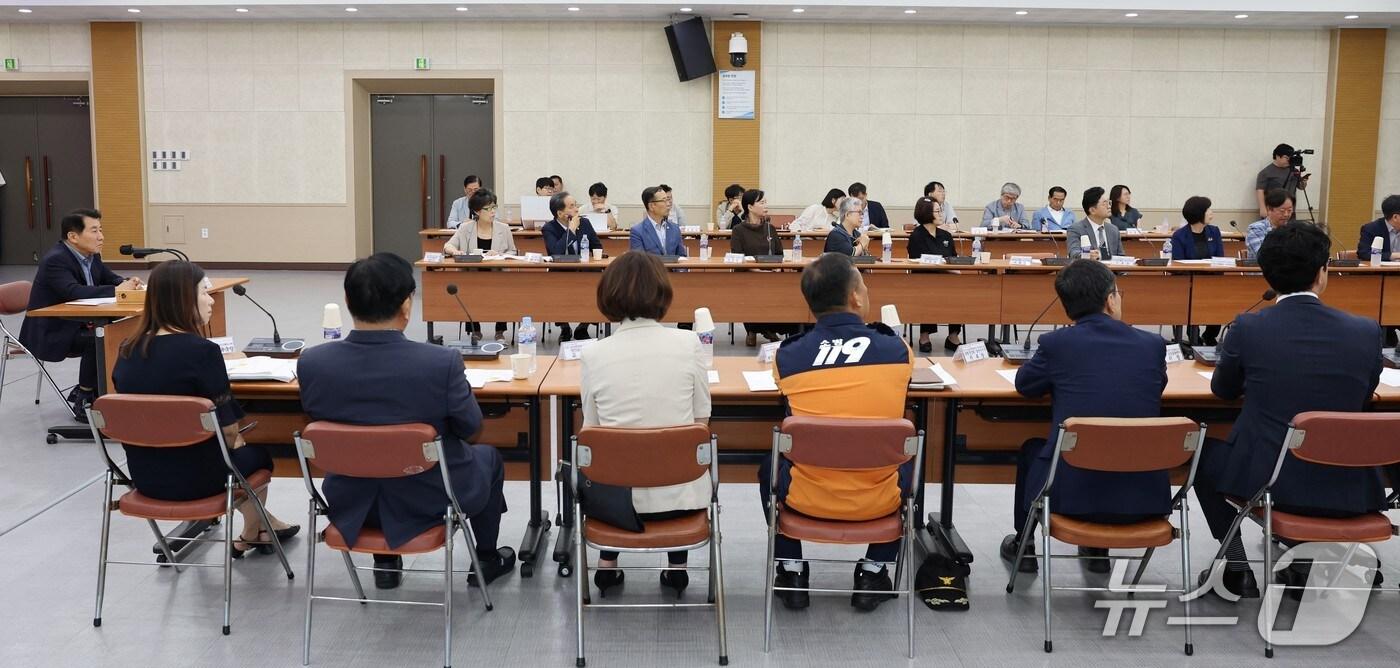 나동연 양산시장(왼쪽)이 양산삽량문화축전 추진 상황을 보고 받고 있다.(양산시 제공. 재판매 및 DB금지)