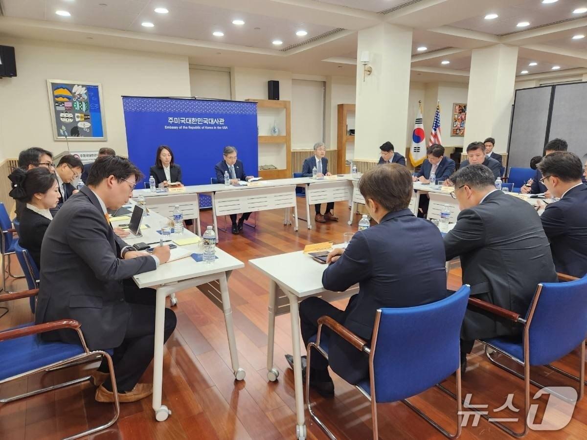본문 이미지 - 조현 외교부 장관이 미국 진출 한국 기업 대표들과 간담회를 갖고 있다.(외교부 제공)