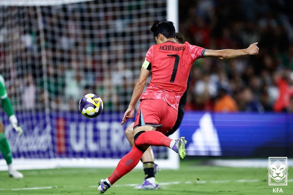 본문 이미지 - 손흥민이 10일(한국시간) 미국 테네시주 내슈빌 지오디스 파크에서 열린 멕시코와의 경기에서 멋진 동점골을 터뜨렸다. (대한축구협회 제공. 재판매 및 DB 금지) 2025.9.10/뉴스1