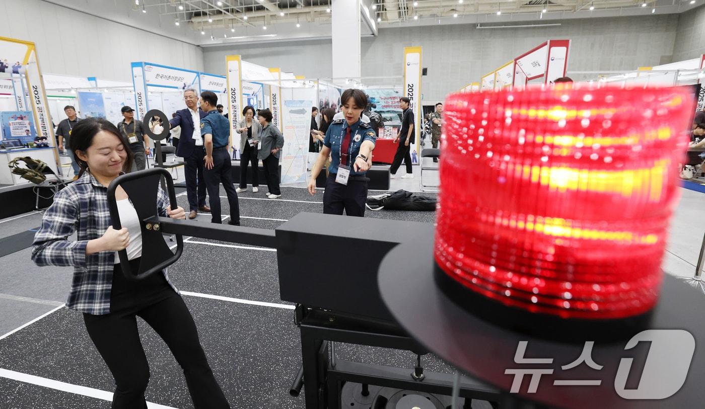 지난 9월 10일 경기 수원시 영통구 수원컨벤션센터에서 열린 &#39;2025 공직박람회&#39;를 찾은 관람객들이 경찰의 순환식 체력검사를 체험해 보고 있다. 2025.9.10/뉴스1 ⓒ News1 김영운 기자