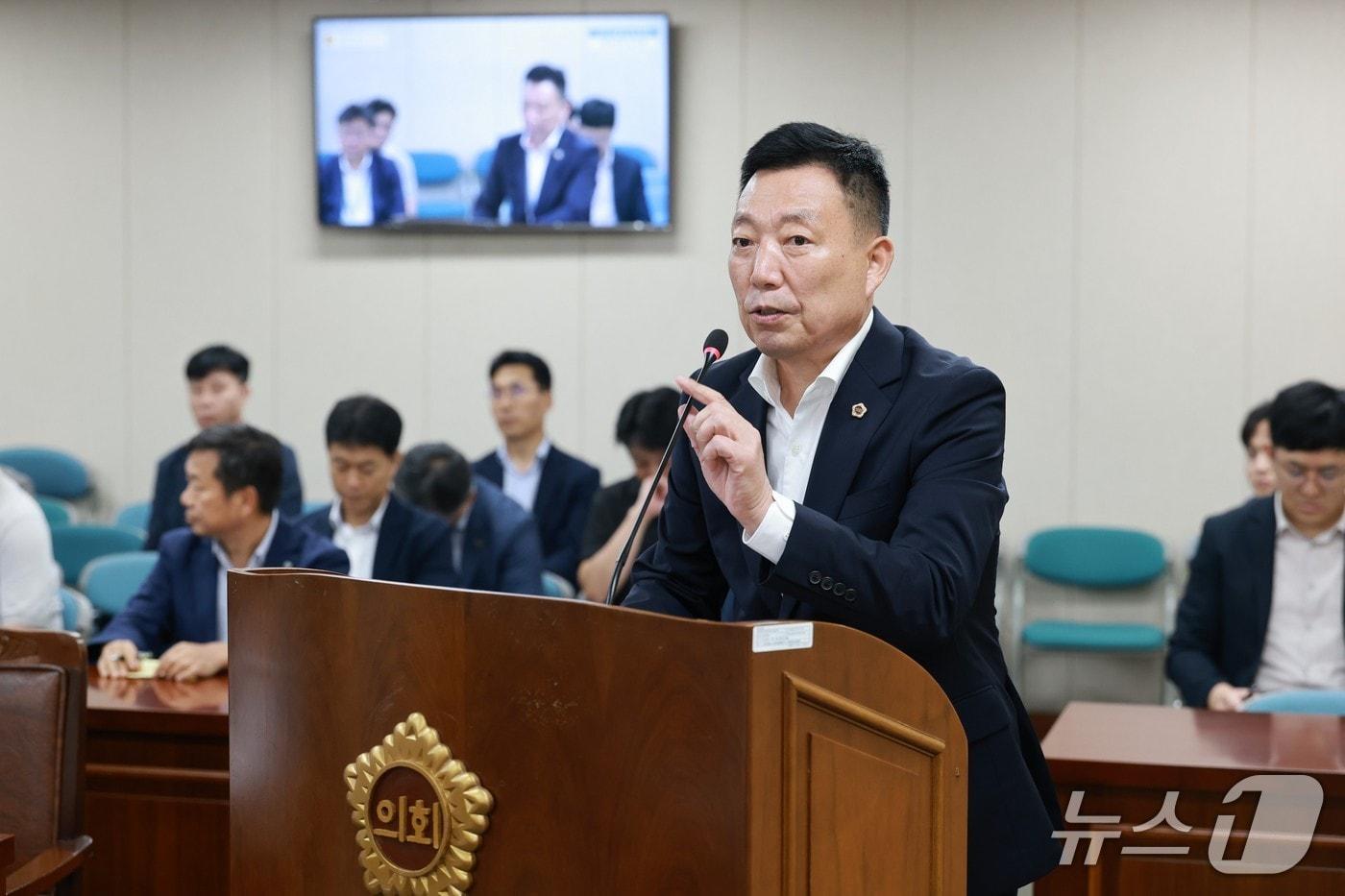 김인정 전남도의원이 &#39;진도-영암-광주 고속도로&#39; 건설계획 수립 촉구 건의안에 대한 제안설명을 하고 있다.&#40;전남도의회 제공, 재판매 및 DB 금지&#41;/뉴스1