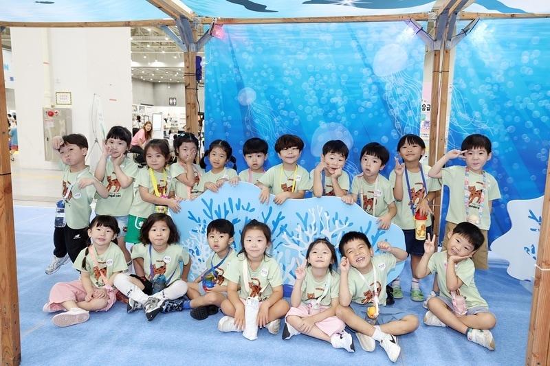 본문 이미지 - 2025 북키즈콘 테마관 중 하나인 '바다마녀의 실험실'에서 아이들이 기념촬영을 하고 있다. 사진=이즈피엠피  제공
