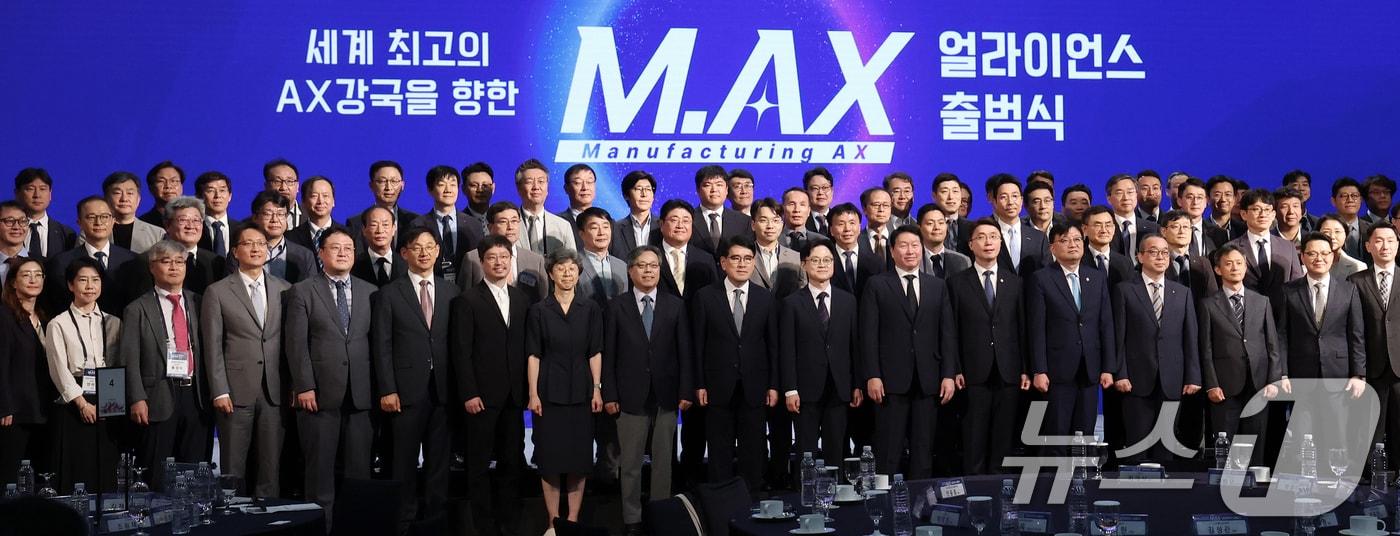 10일 오후 서울 중구 웨스틴조선 호텔에서 열린 제조AX 얼라이언스 출범식에서 김정관 산업통상자원부 장관과 최태원 대한상의 회장 등 참석자들이 기념촬영을 하고 있다. 제조업&#40;Manufacturing&#41;과 AX를 결합해 M.AX&#40;맥스&#41;라고 이름 지어진 이번 얼라이언스에는 우리 제조업의 구조적 위기를 정면 돌파하고 제조 AX 1등 국가로 도약하기 위해 1000여개의 국내 기업과 연구기관, 학계 등이 참여한다. 2025.9.10/뉴스1 ⓒ News1 오대일 기자
