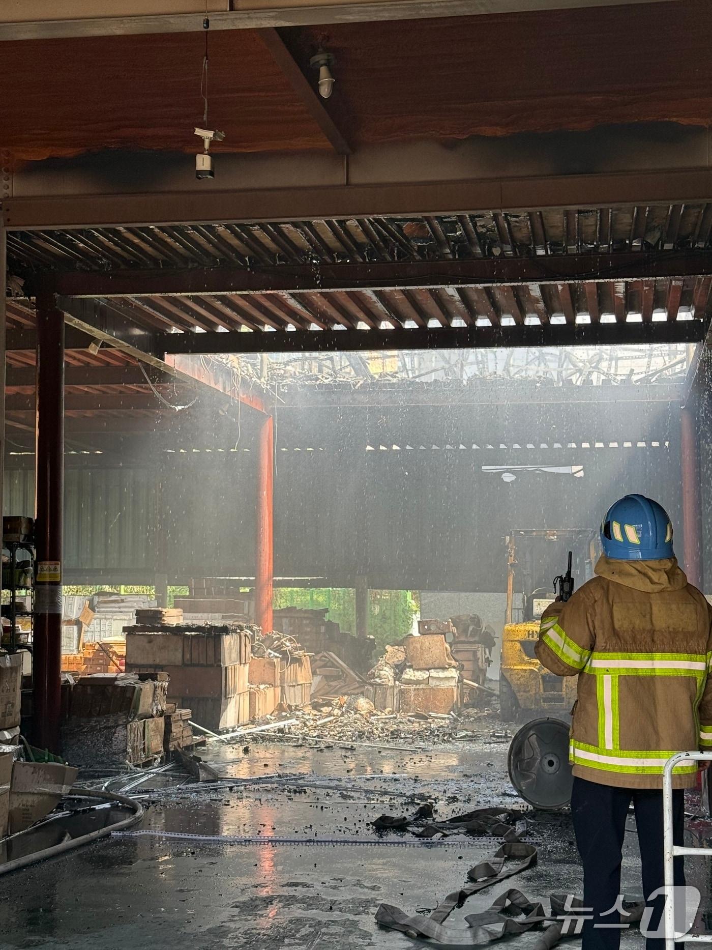 본문 이미지 - 아산 모종동 창고 화재 현장. (아산소방서 제공, 재판매 및 DB금지) / 뉴스1 