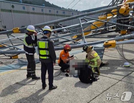 본문 이미지 - 10일 울산 동구 방어동 염포부두에서 해상 크레인이 쓰러져 작업자 2명이 중경상을 입는 사고가 발생했다.(울산소방 제공. 재판매 및 DB금지)/뉴스1