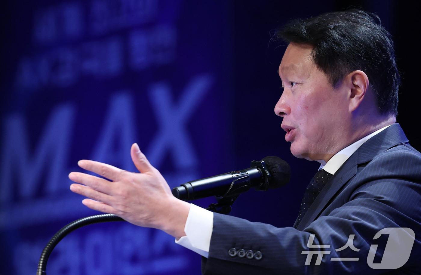 본문 이미지 - 최태원 대한상의 회장이 10일 오후 서울 중구 웨스틴조선 호텔에서 열린 제조AX 얼라이언스 출범식에서 인사말을 하고 있다. 2025.9.10/뉴스1 ⓒ News1 오대일 기자