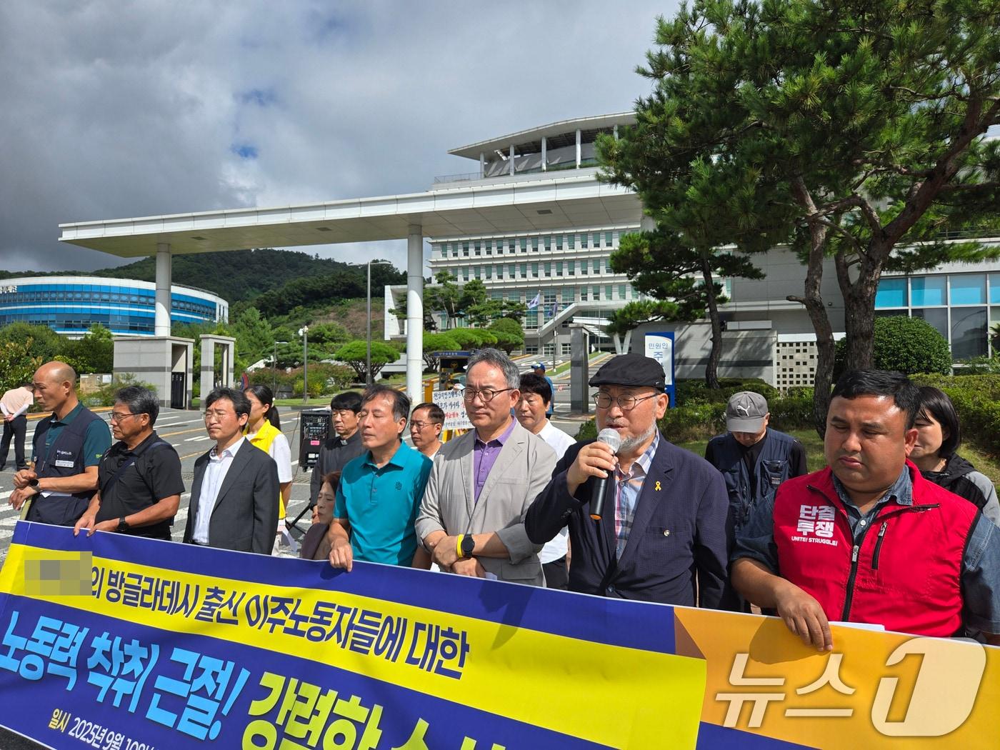 본문 이미지 - 전남이주노동자인권네트워크 등은 10일 오전 전남경찰청 앞에서 기자회견을 열고 이주노동자 노동력 착취 근절을 요구하고 있다.(전남이주노동자인권네트워크 제공. 재판매 및 DB 금지) 