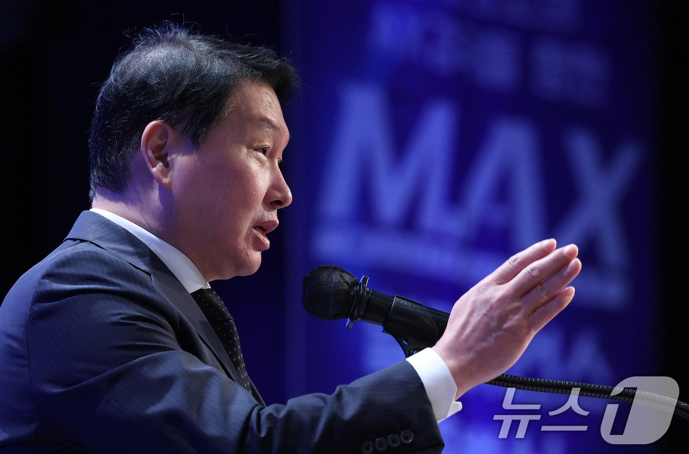 최태원 대한상의 회장이 10일 오후 서울 중구 웨스틴조선 호텔에서 열린 제조AX 얼라이언스 출범식에서 인사말을 하고 있다. 제조업(Manufacturing)과 AX를 결합해 M.AX(맥스)라고 이름 지어진 이번 얼라이언스에는 우리 제조업의 구조적 위기를 정면 돌파하고 제조 AX 1등 국가로 도약하기 위해 1000여개의 국내 기업과 연구기관, 학계 등이 참여한다. 2025.9.10/뉴스1 ⓒ News1 오대일 기자