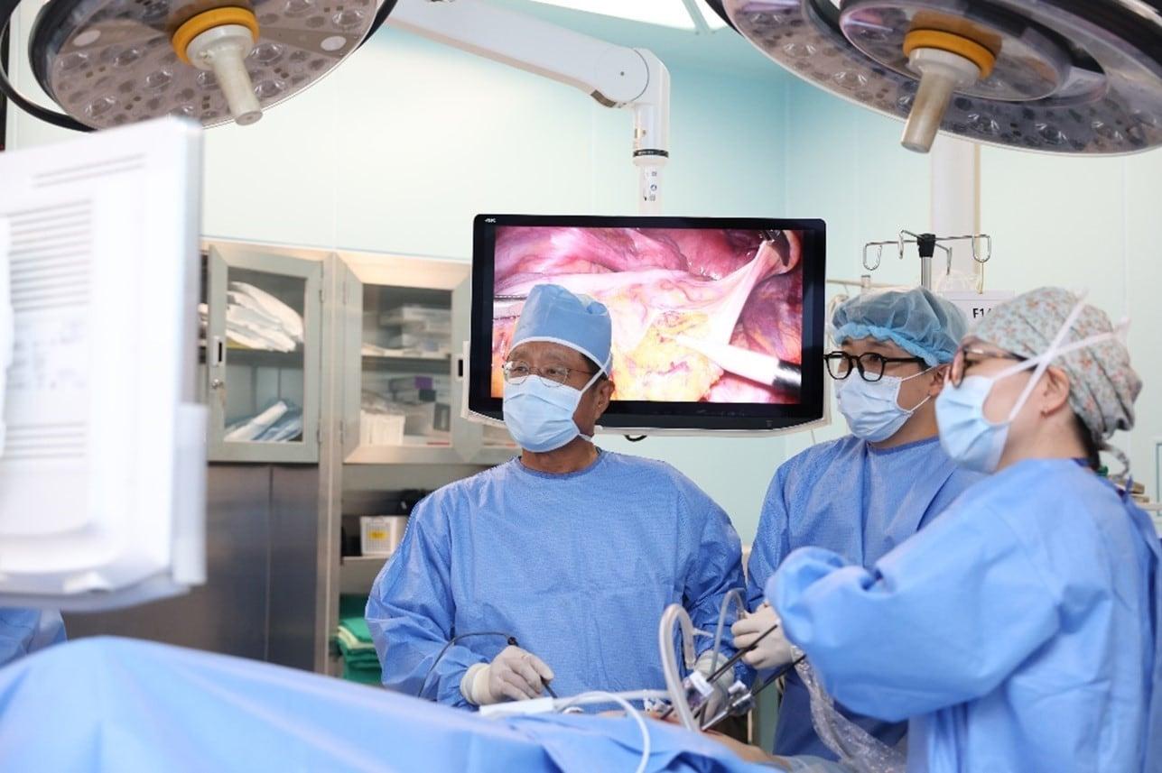 본문 이미지 - 이우용 암병원장이 대장암 수술을 집도하고 있다.(삼성서울병원 제공)