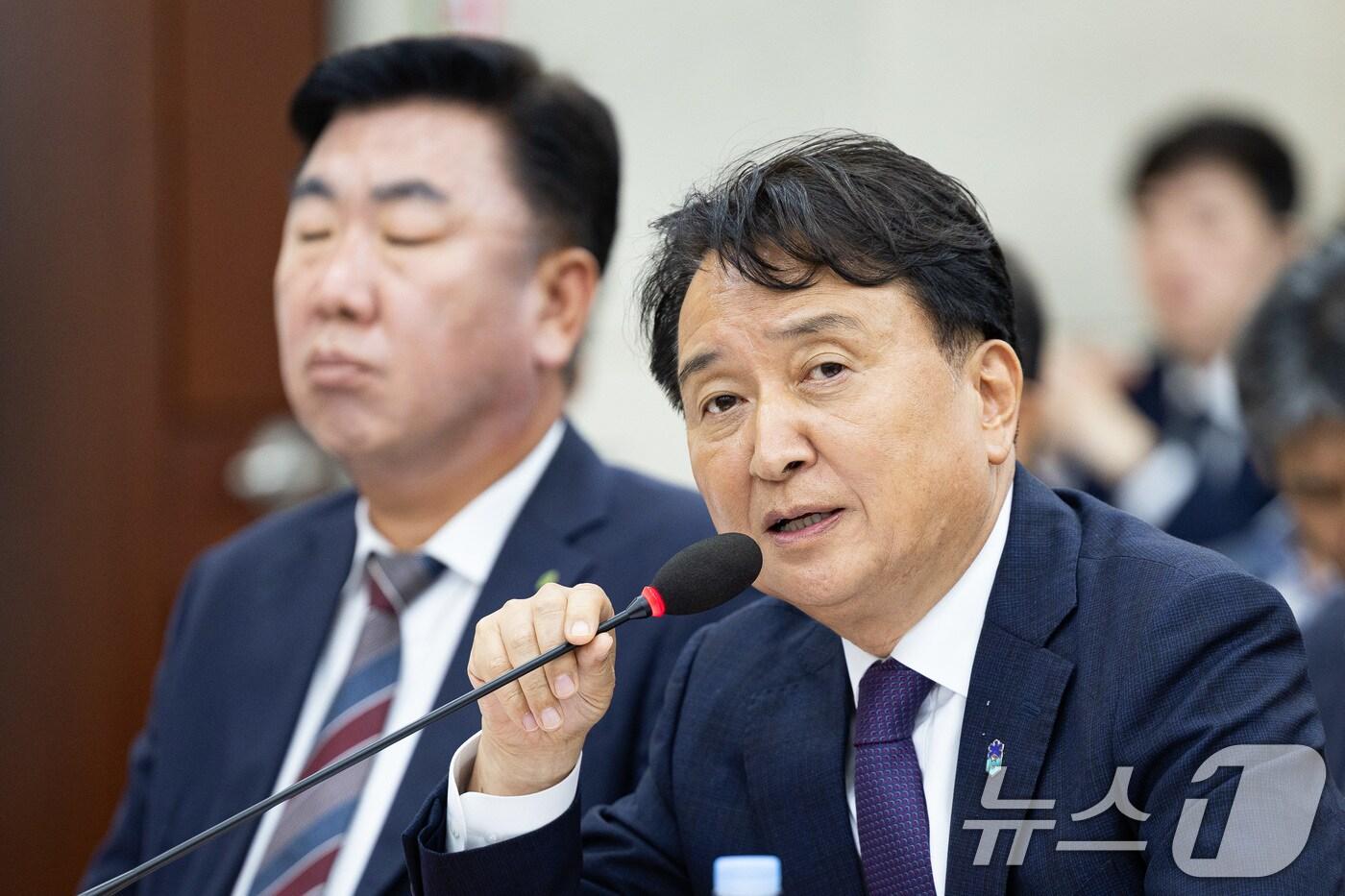 김영환 충북도지사가 10일 서울 여의도 국회에서 열린 제429회 국회&#40;정기회&#41; 행정안전위원회 오송 지하차도 참사 진상규명 및 재발방지 대책마련을 위한 국정조사 기관보고에서 의원 질의에 답하고 있다. 2025.9.10/뉴스1 ⓒ News1 유승관 기자