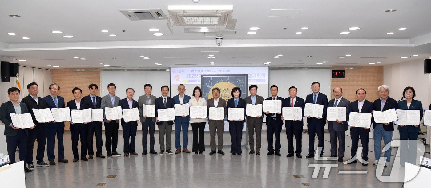 강기정 광주시장이 10일 시청 중회의실에서 열린 2025 청렴사회 민·관협의회 회의에 참석해 청렴광주 실현을 위한 협약서에 서명한 후 참석자들과 함께 기념촬영을 하고 있다.&#40;광주시 제공. 재판매 및 DB 금지&#41; 2025.9.10/뉴스1 