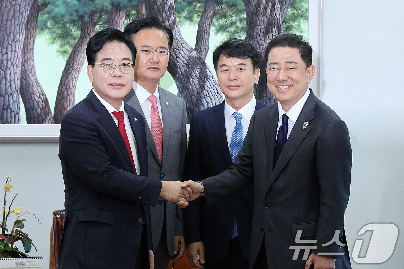 김병기 더불어민주당 원내대표와 송언석 국민의힘 원내대표가 10일 오후 서울 여의도 국회에서 원내대표 회동을 하고 있다. 왼쪽부터 송 원내대표, 유상범 원내수석, 문진석 원내수석, 김 원내대표. 2025.9.10/뉴스1 ⓒ News1 신웅수 기자